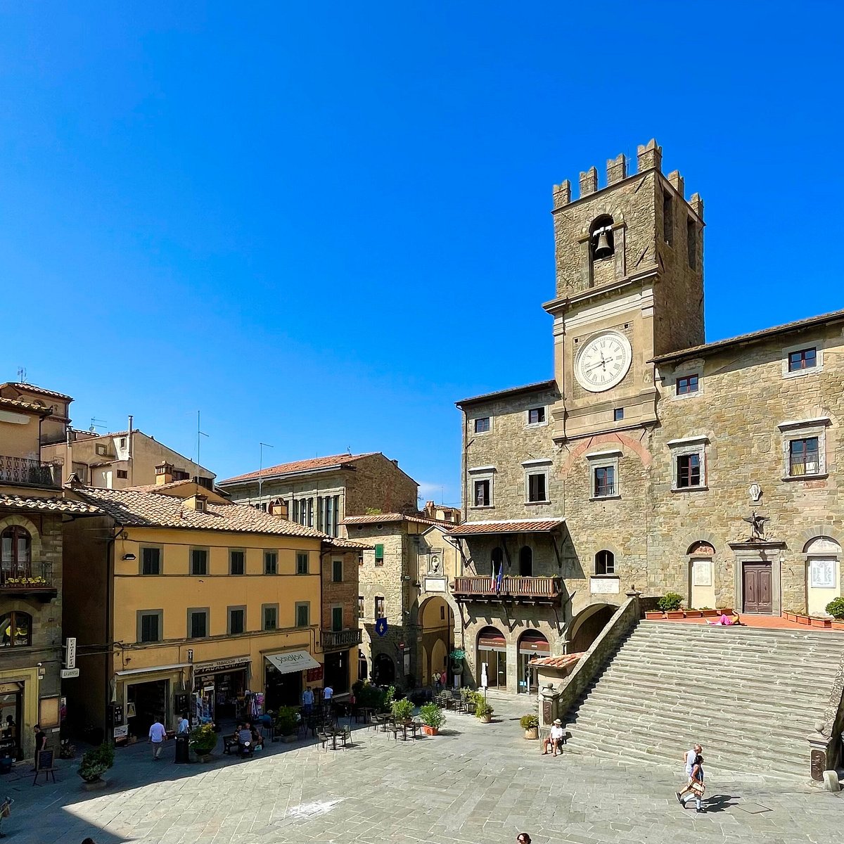 Piazza della Repubblica a Cortona, la piazza principale del borgo con il Palazzo Comunale medievale sullo sfondo