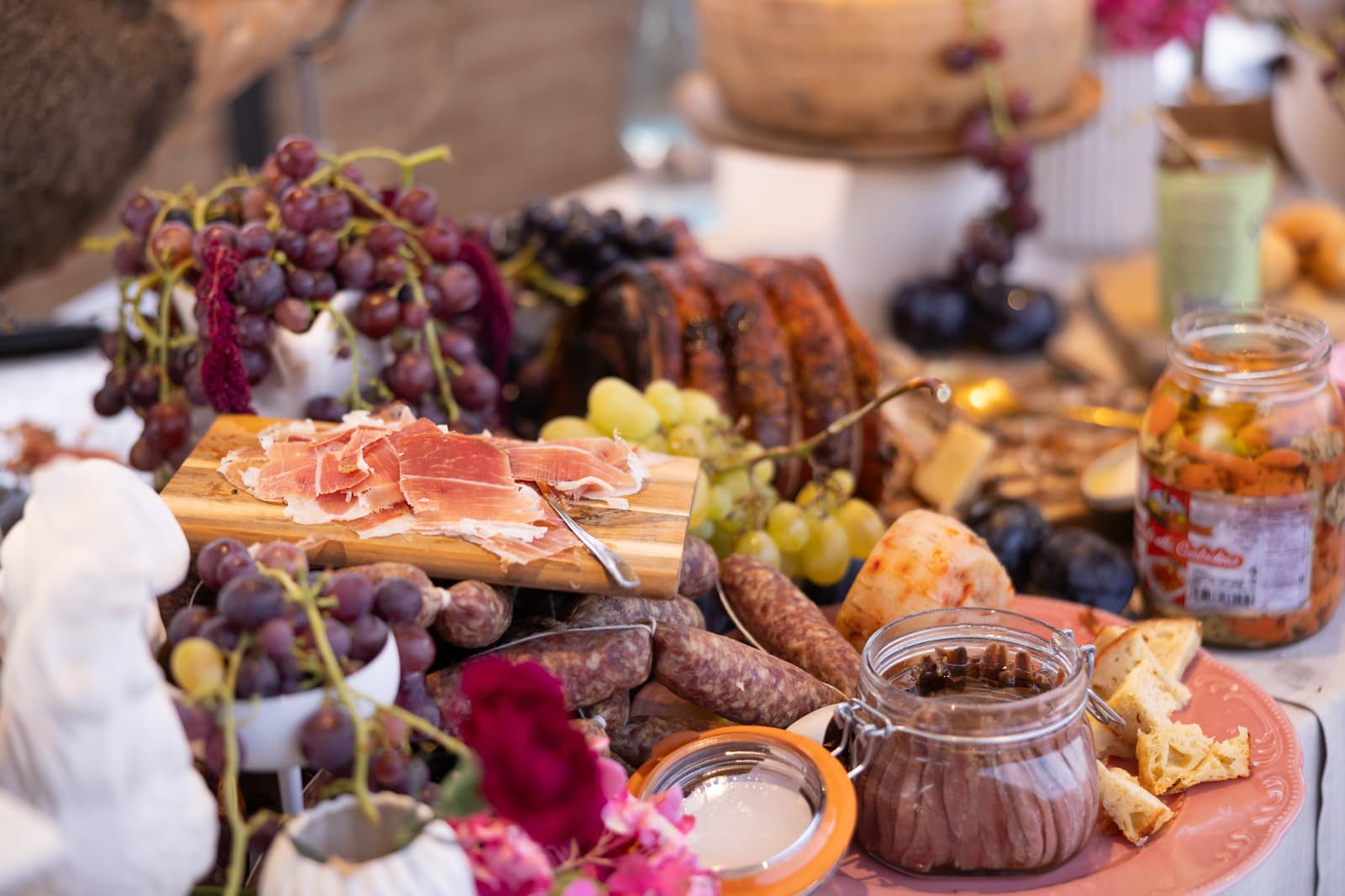 tavola di prodotti tipici toscani by Migliorati A.