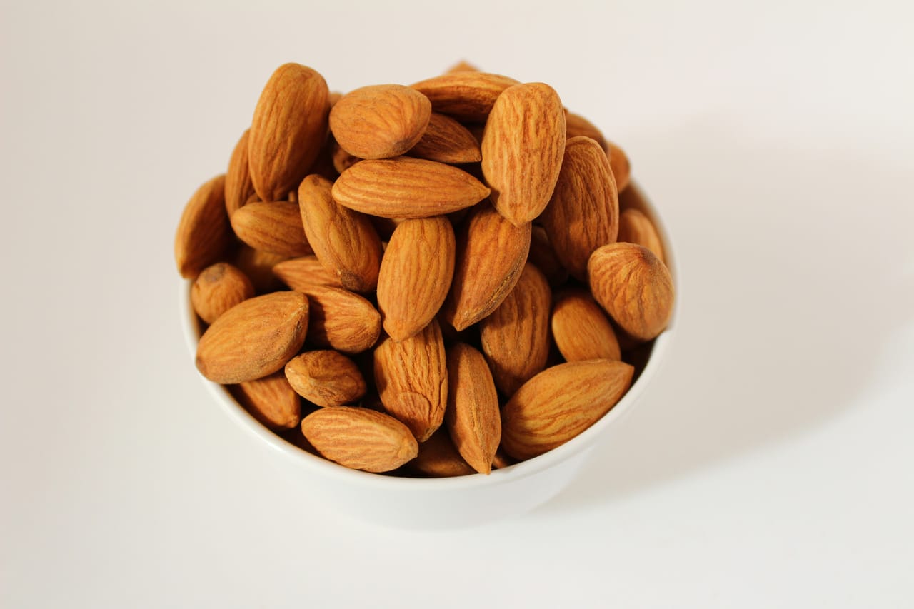 Cantucci spezzati che mostrano le mandorle intere all'interno dell'impasto
