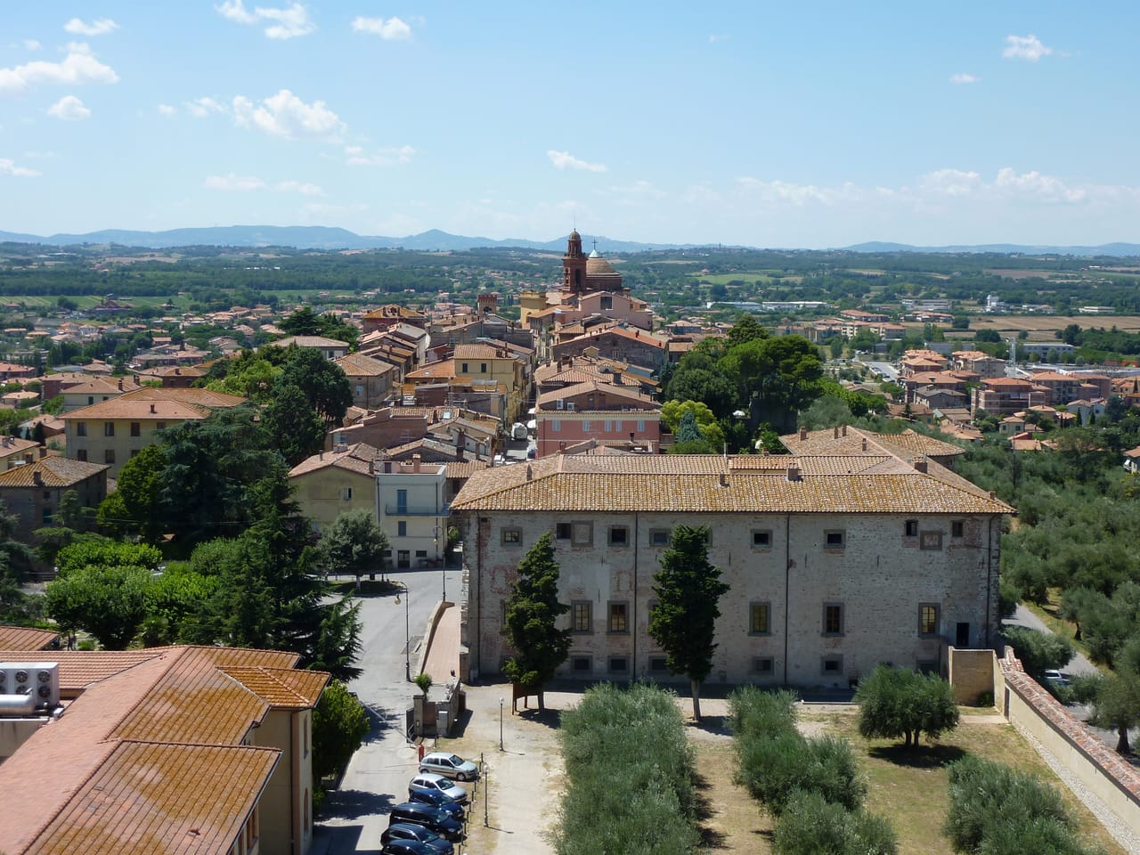 Una strada in pietra nel centro storico di Castiglione del Lago tra le mura