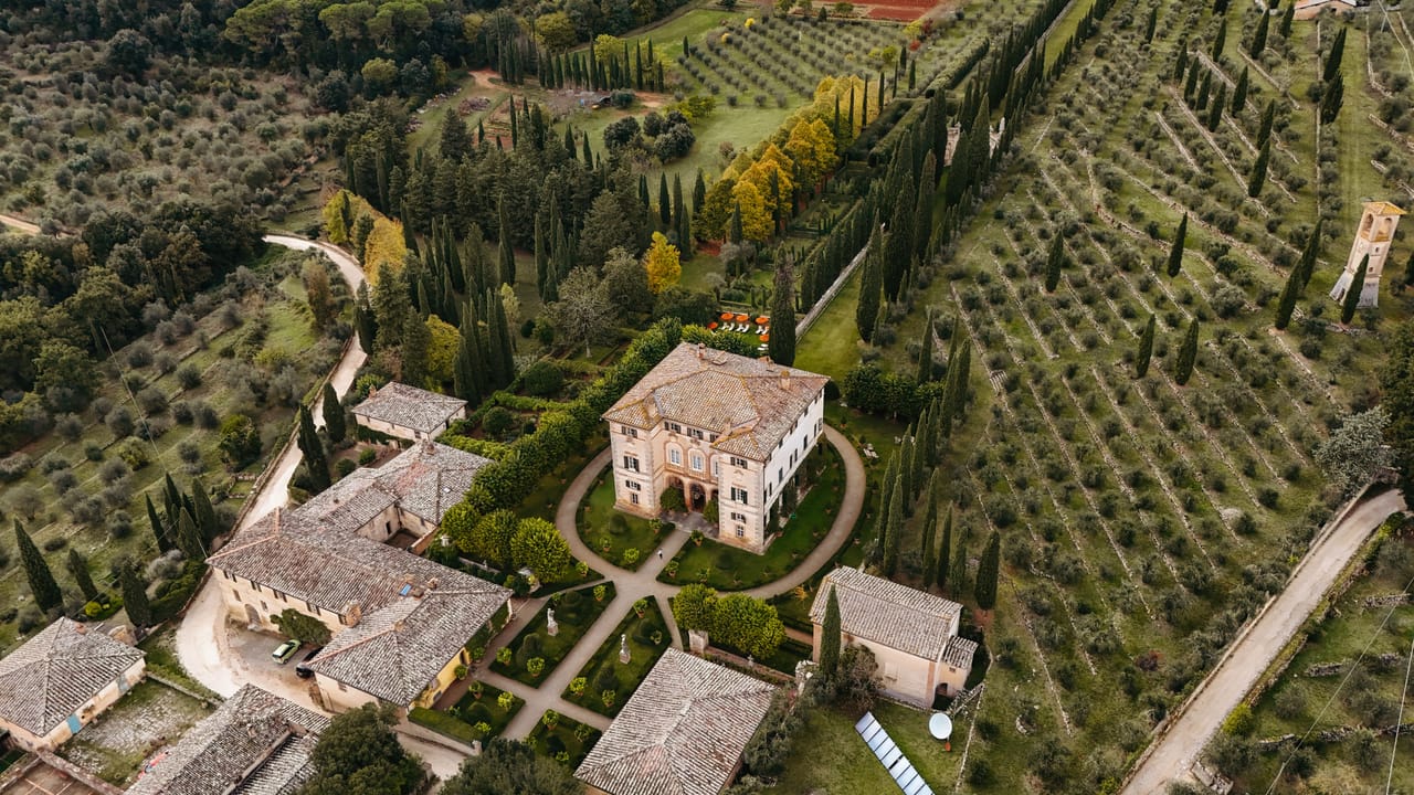 Villa toscana in pietra con giardino, simile alla casa del film a Cortona