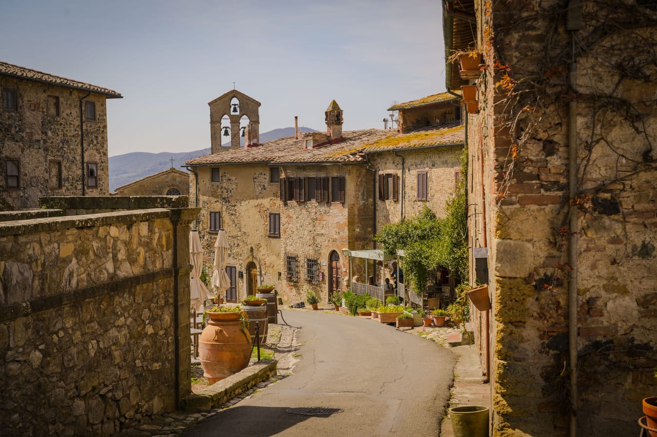 Vicolo medievale in salita con acciottolato nel centro storico di Cortona