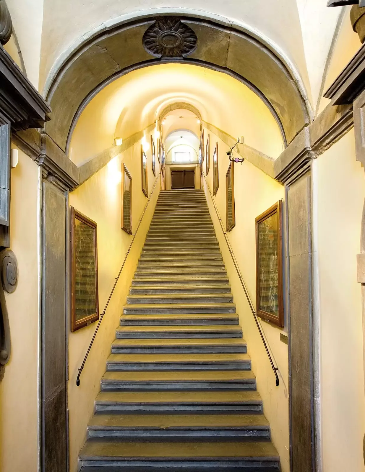 Scala ornata dai cartoni della Via Crucis di Gino Severini