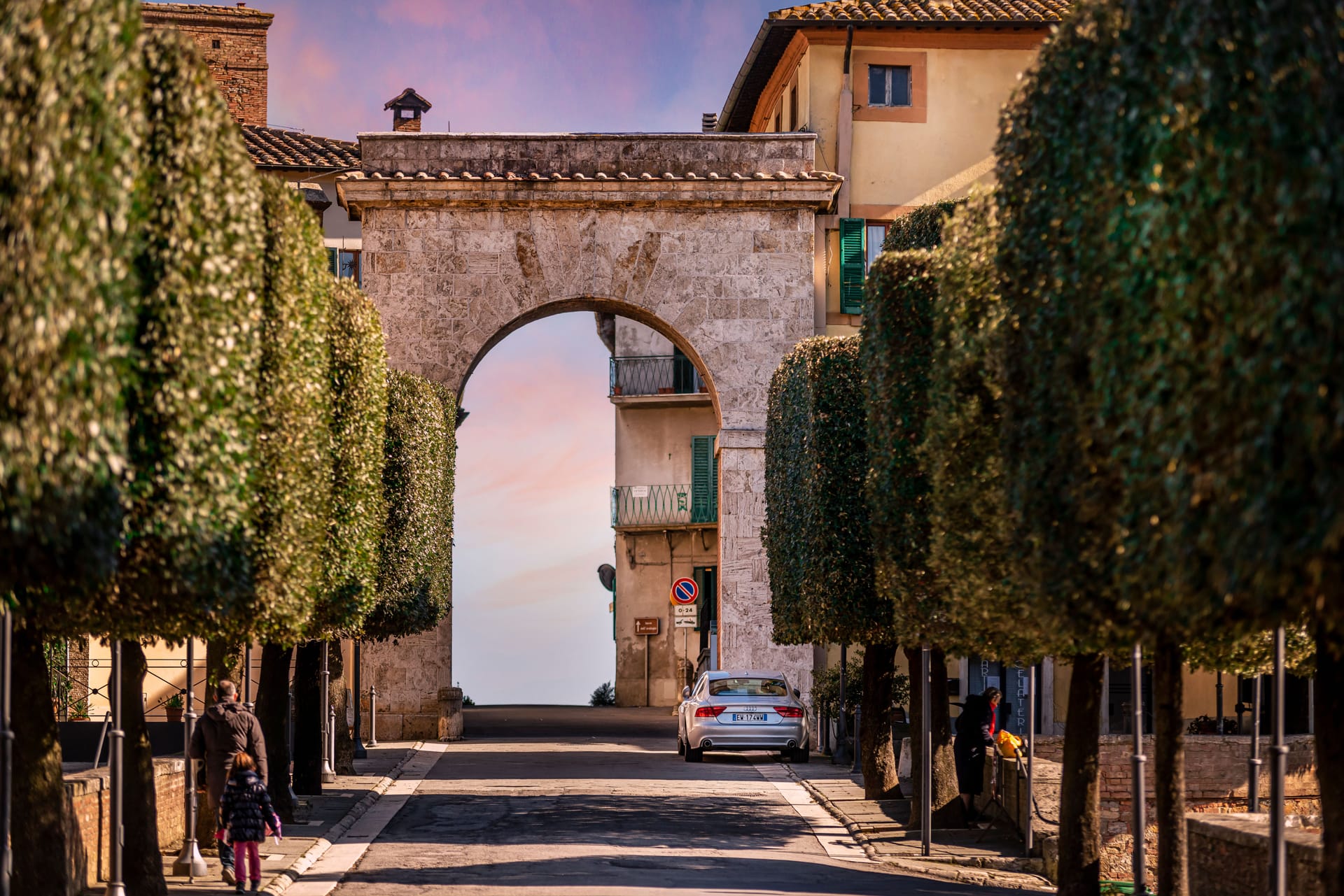 Vicolo medievale in pietra nel centro storico di Cortona alla luce dorata del tramonto