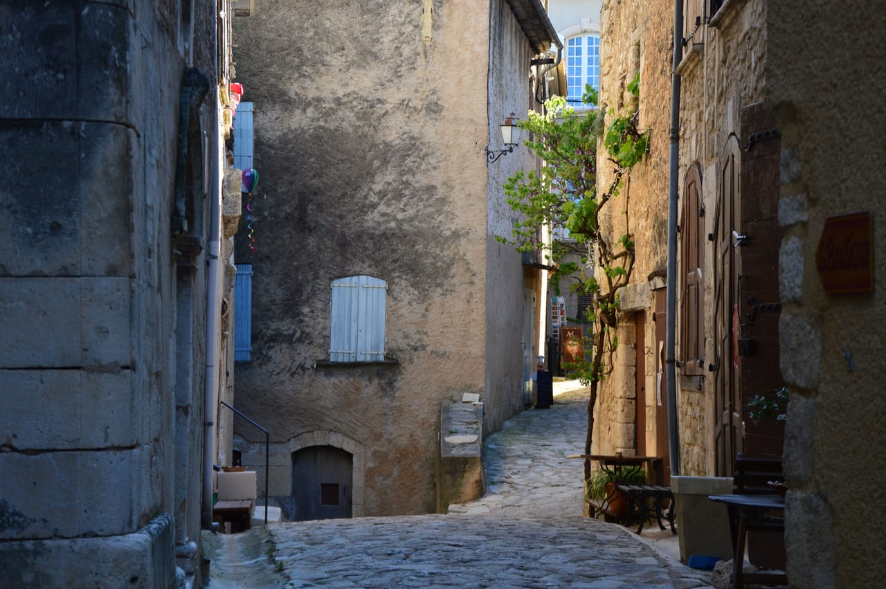 Vicolo del centro storico di Cortona con botteghe e palazzi in pietra