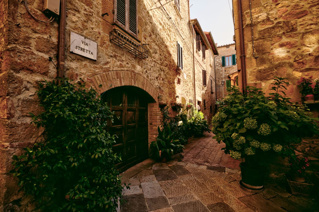 Vicolo stretto e silenzioso di Cortona, tra scalinate e pietra etrusco-medievale