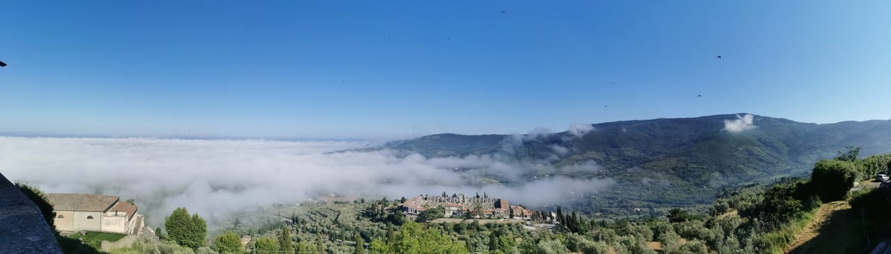 Le colline della Valdichiana viste da Cortona, con il fondovalle più in basso avvolto dalla foschia