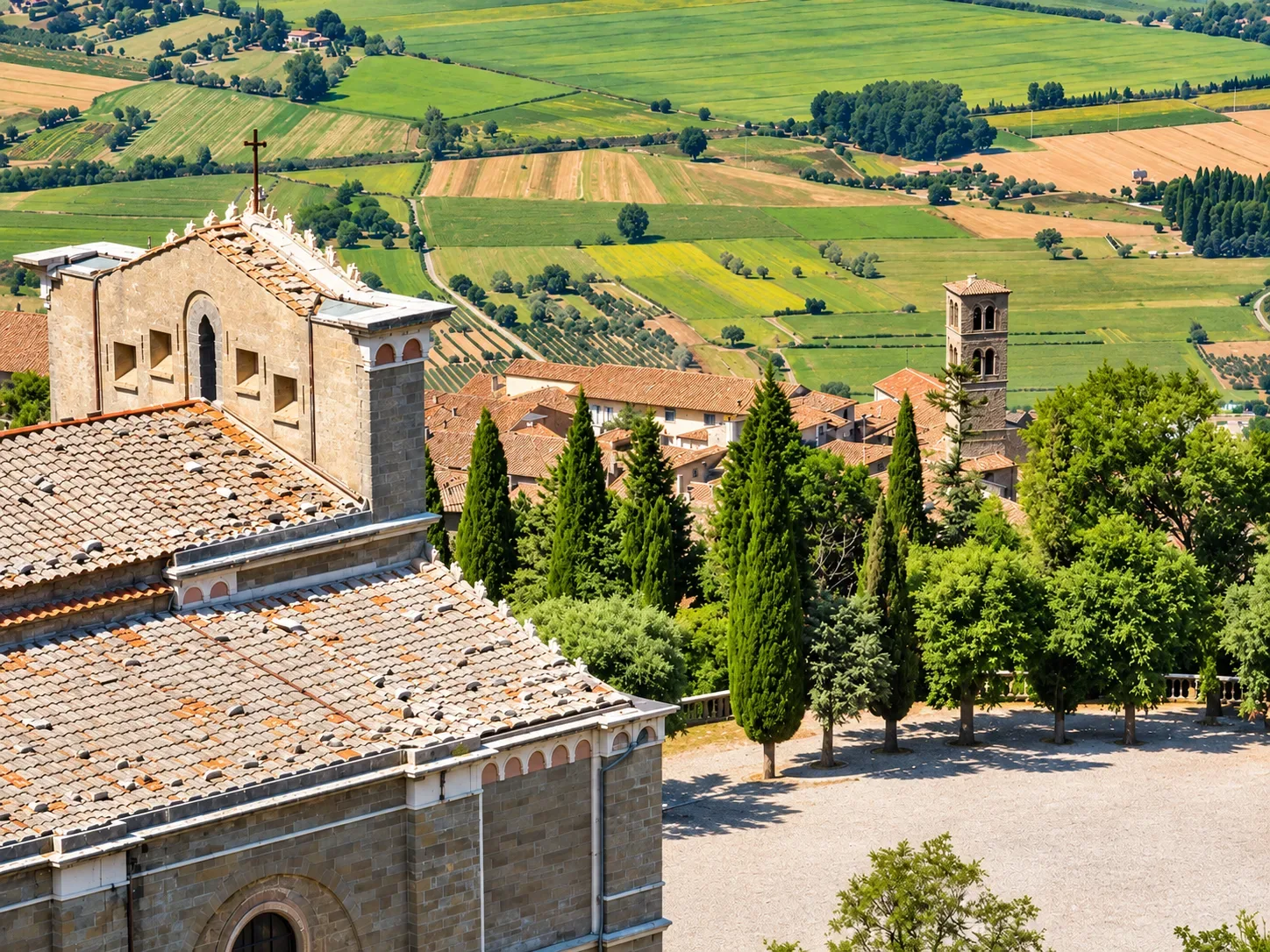 Cortona distesa sul fianco della collina, vista dalla valle