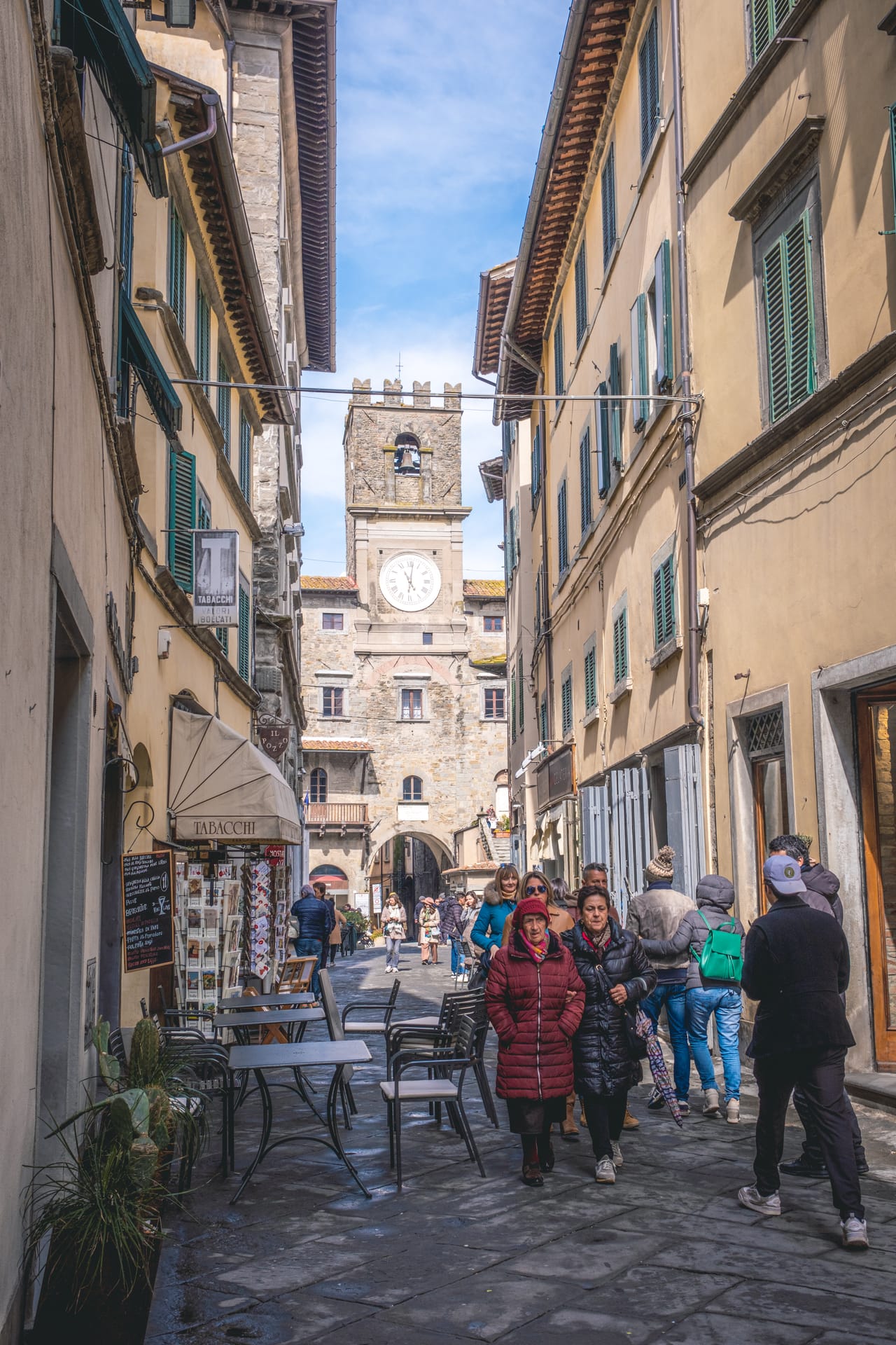 Via Nazionale, la via principale di Cortona tra le case in pietra