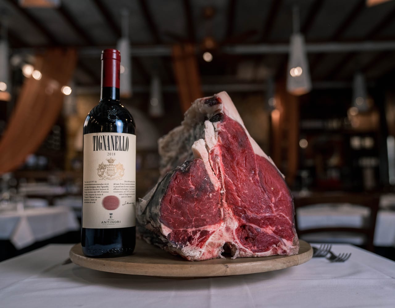 Bistecca di Chianina alla brace accompagnata da un calice di Syrah Cortona DOC