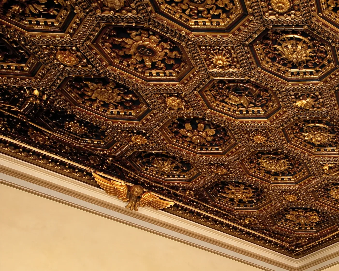 Soffitto ligneo rinascimentale, intagliato e dorato nel 1536 da Michelangelo d’Egidio, detto il Mezzanotte