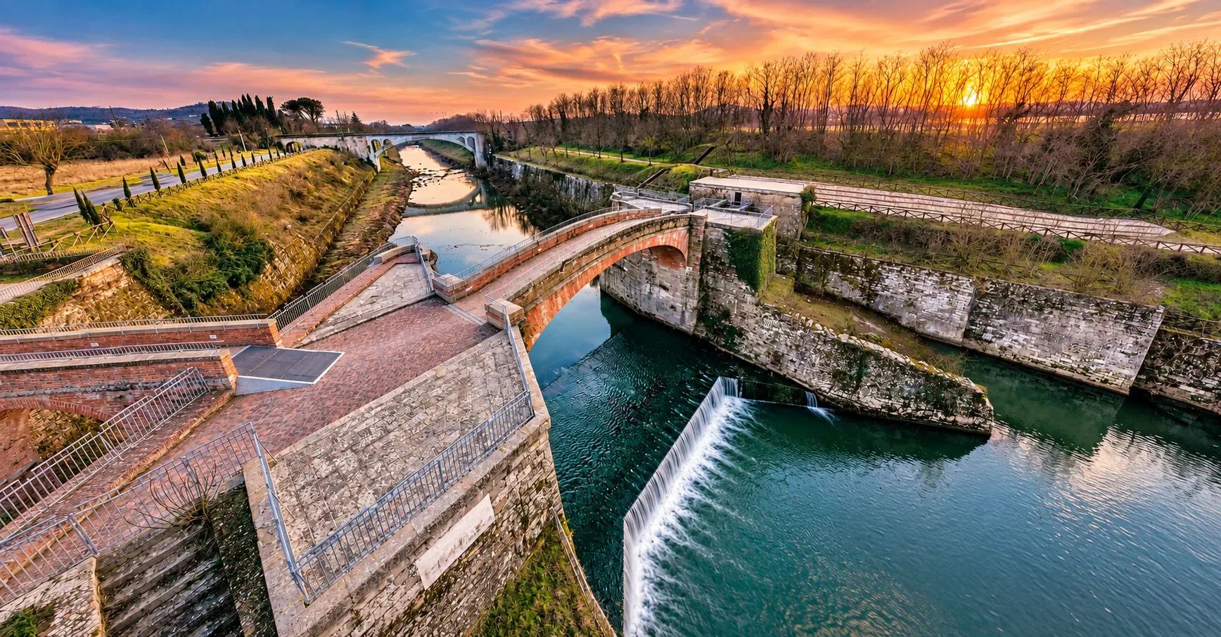 Antica chiusa in pietra con paratoie sul canale, la Chiusa dei Monaci alle porte di Arezzo