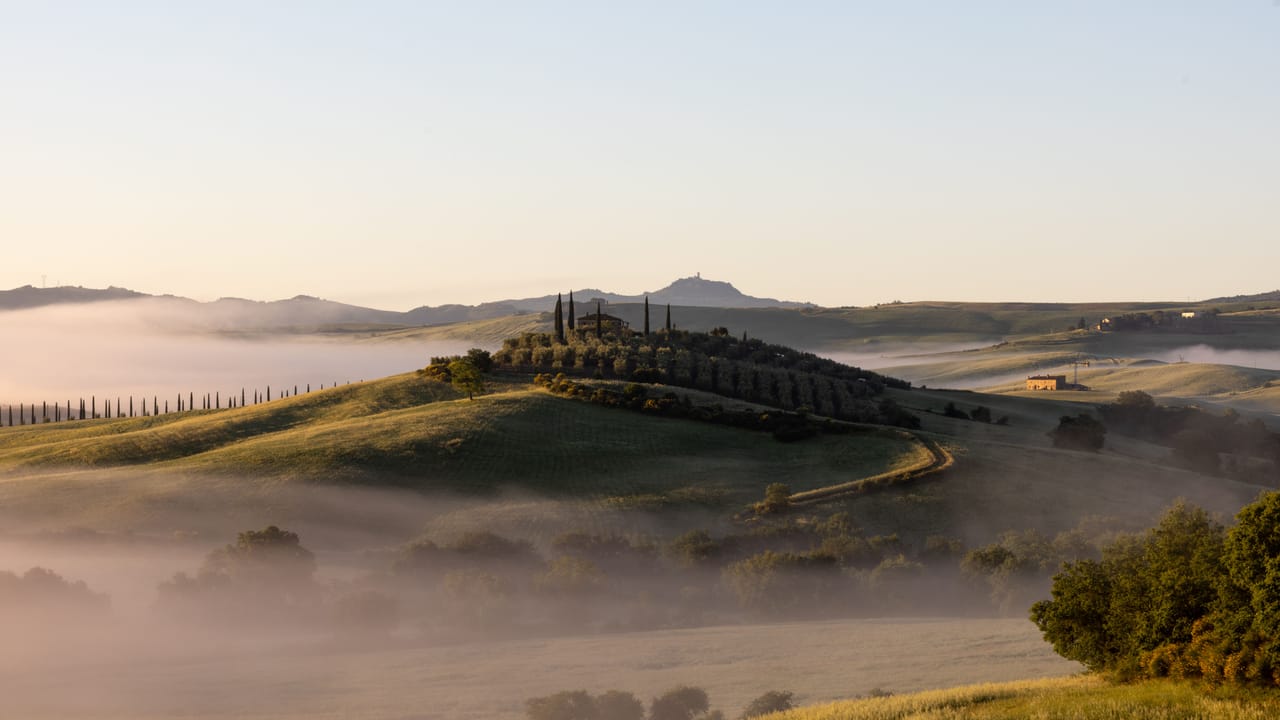 Sentiero di crinale con vista sul Lago Trasimeno e sulla Valdichiana nei dintorni di Cortona