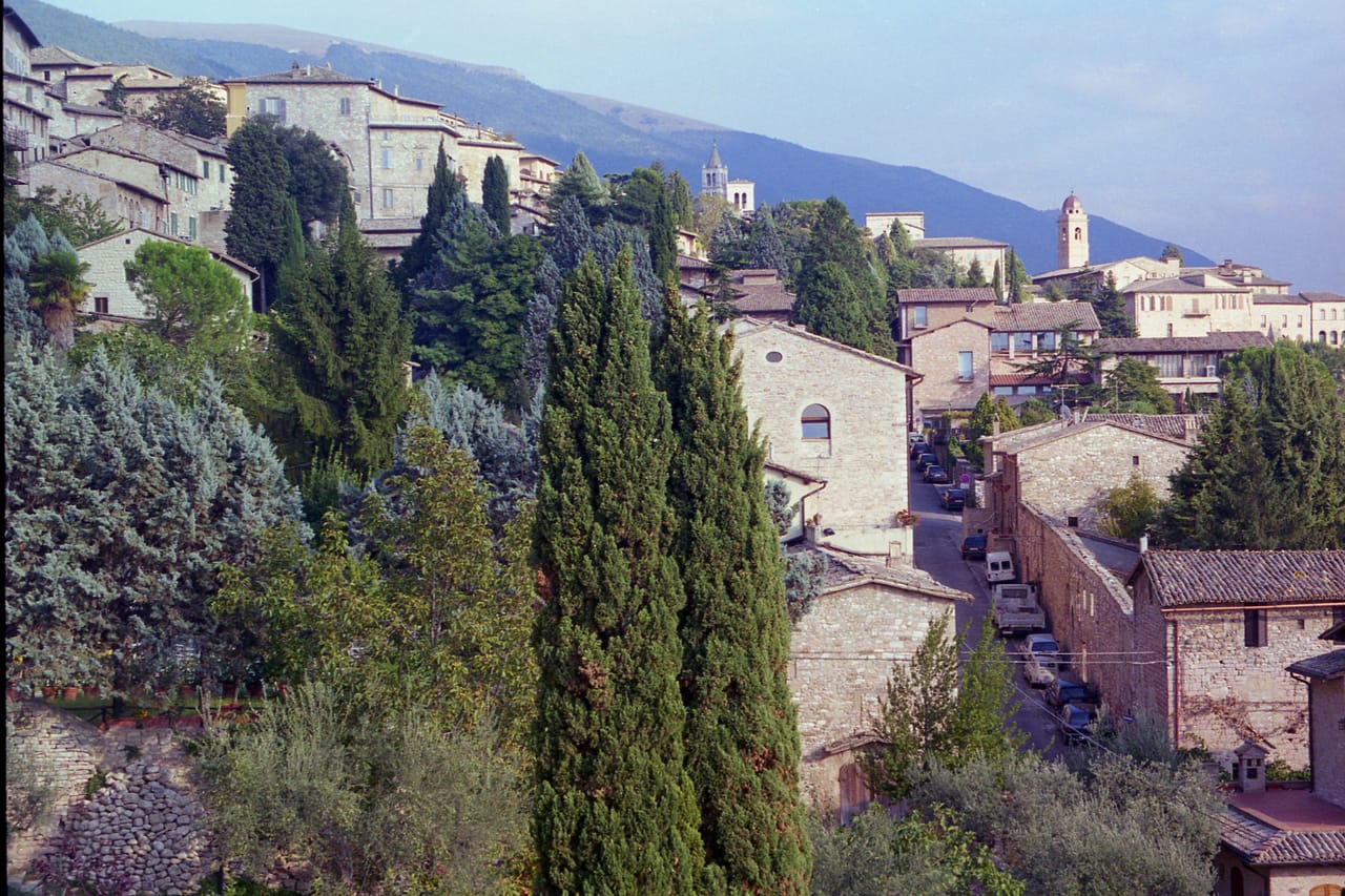 Antico eremo di pietra immerso nel bosco lungo un cammino storico vicino a Cortona
